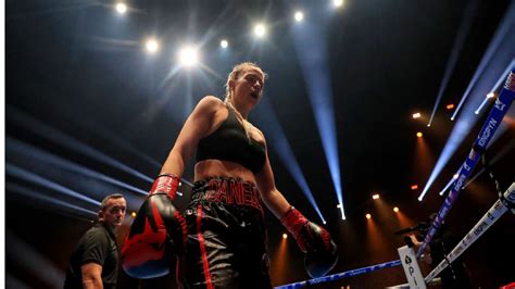 daniella flashes crowd|Boxer Daniella Hemsley Flashes After Defeating。